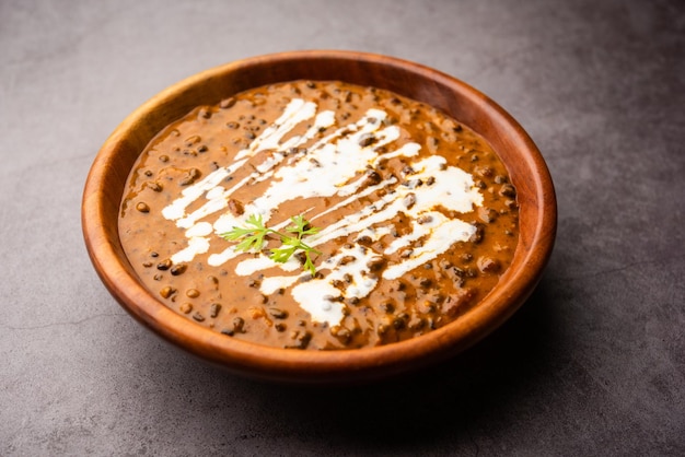 달 마카니(Dal makhani) 또는 달 마크니(dal makhni)는 인도 북부 요리법으로 그릇에 담겨 선택적으로 제공됩니다.