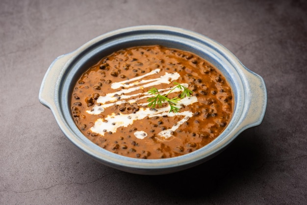 달 마카니(Dal makhani) 또는 달 마크니(dal makhni)는 인도 북부 요리법으로 그릇에 담겨 선택적으로 제공됩니다.