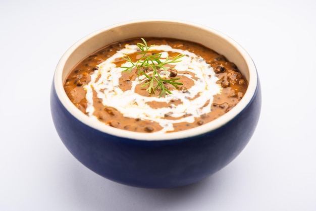 달 마카니(Dal makhani) 또는 달 마크니(dal makhni)는 인도 북부 요리법으로 그릇에 담겨 선택적으로 제공됩니다.