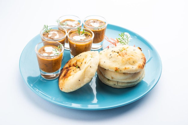 Dal Makhani 또는 dal makhni Naan 강낭콩 버터와 크림을 곁들인 샷과 마늘 naan 또는 인도 빵 또는 로티와 함께 제공