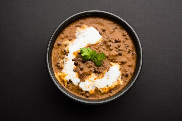 Dal makhani 또는 makhni는 인도에서 인기있는 요리입니다. 블랙 렌틸 콩, 버터, 크림과 같은 재료로 만들어졌습니다. 난 또는 로티와 밥과 함께 제공