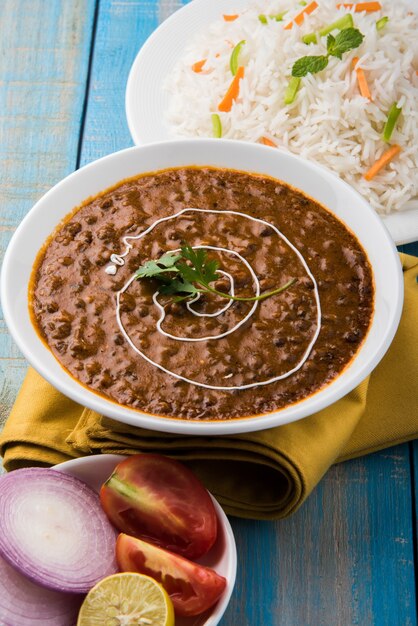 Dal Makhani of daal makhni, Indiase lunch of diner geserveerd met gewone rijst en boter Roti of Chapati of Paratha en salade