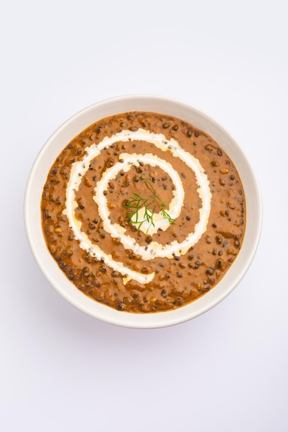 Dal makhani of dal makhni is een Noord-Indiaas recept, geserveerd in een kom, selectieve focus