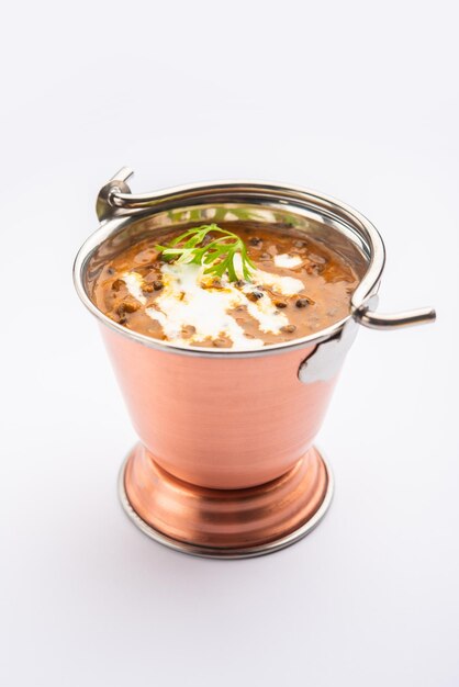 Dal makhani of dal makhni is een Noord-Indiaas recept, geserveerd in een kom, selectieve focus