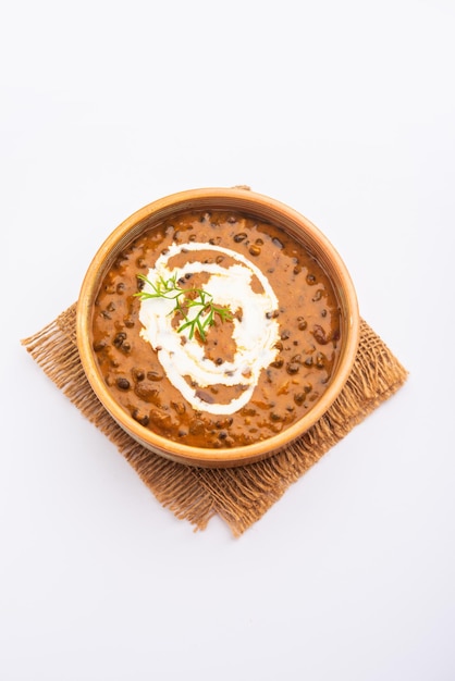 Dal makhani of dal makhni is een Noord-Indiaas recept, geserveerd in een kom, selectieve focus