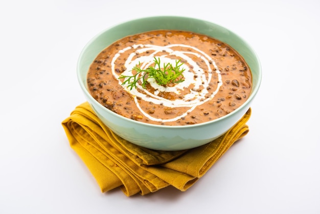 Dal makhani of dal makhni is een Noord-Indiaas recept, geserveerd in een kom, selectieve focus