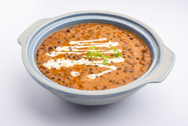 Dal makhani of dal makhni is een Noord-Indiaas recept, geserveerd in een kom, selectieve focus