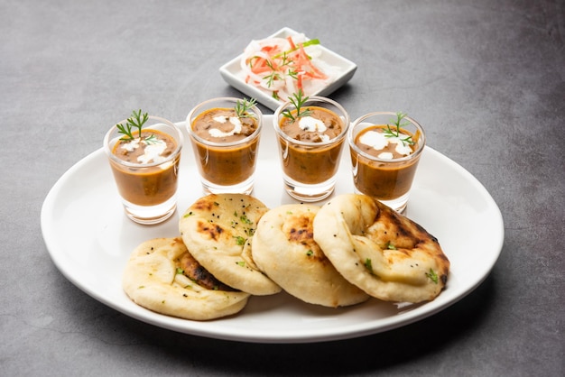 Dal Makhani of dal makhni Shots met Naan kidneybonen boter en room en geserveerd met knoflook naan of Indiaas brood of roti