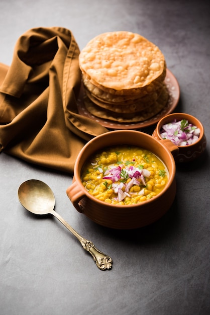 Dal pakwan is een authentiek Sindhi-ontbijt. Het is een combinatie van gefrituurde, knapperige en ongepofte Maida puris geserveerd met Daal gemaakt met chana of gespleten kikkererwten.