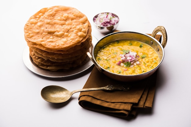 Dal pakwan is een authentiek Sindhi-ontbijt. Het is een combinatie van gefrituurde, knapperige en ongepofte Maida puris geserveerd met Daal gemaakt met chana of gespleten kikkererwten.