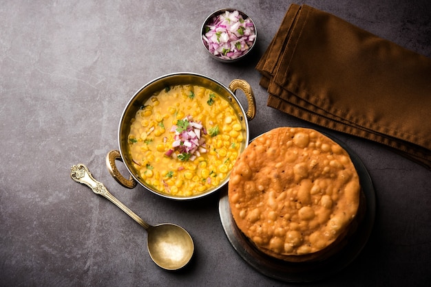 Foto dal pakwan is een authentiek sindhi-ontbijt. het is een combinatie van gefrituurde, knapperige en ongepofte maida puris geserveerd met daal gemaakt met chana of gespleten kikkererwten.