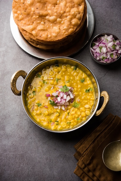 Dal pakwan is een authentiek Sindhi-ontbijt. Het is een combinatie van gefrituurde, knapperige en ongepofte Maida puris geserveerd met Daal gemaakt met chana of gespleten kikkererwten.