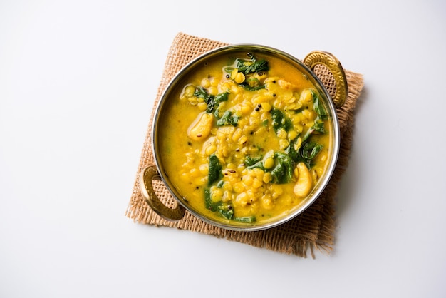 Dal palak o curry di spinaci di lenticchie - popolare ricetta salutare del piatto principale indiano. servito in un karahi o padella o ciotola. messa a fuoco selettiva