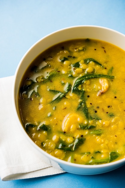 Dal palak o curry di spinaci di lenticchie - popolare ricetta salutare del piatto principale indiano. servito in un karahi o padella o ciotola. messa a fuoco selettiva