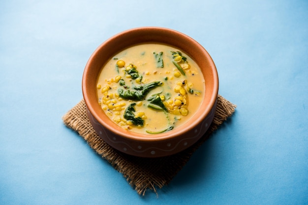 Дал палак или карри со шпинатом из чечевицы - популярный рецепт здорового индийского основного блюда. подается в карахи, сковороде или миске. выборочный фокус
