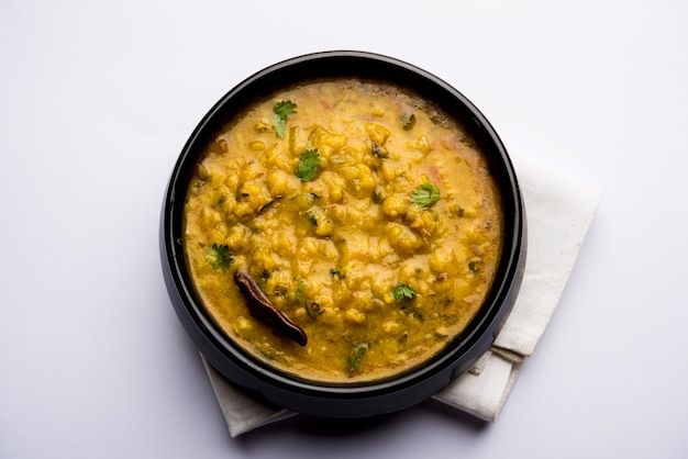 Dal Tadka Fry of Indian Linzen Curry geserveerd in een kom met rijst en roti, selectieve focus