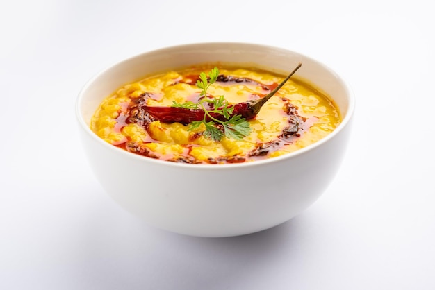 Dal tadka is een populair Indiaas gerecht waarbij gekookte gekruide linzen worden afgewerkt met een tempering gemaakt van ghee of olie en kruiden