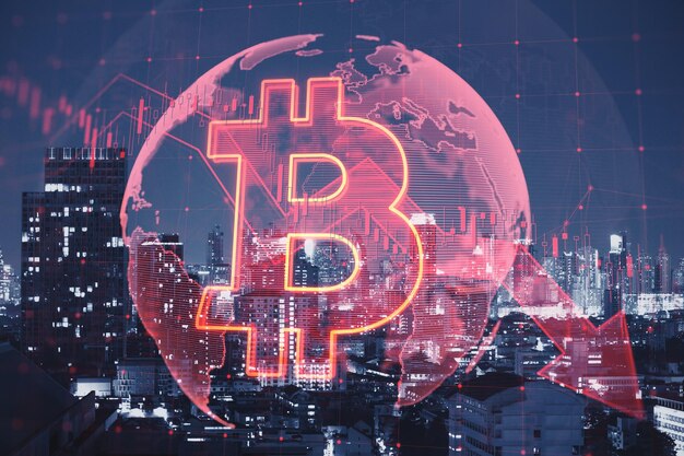 Dalend wereldwijd rood bitcoin-hologram op wazige nachtstadsachtergrond Cryptocurrency-marktdaling en beursconcept Dubbele blootstelling