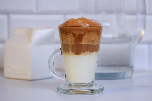 Foto caffè dalgona in una tazza trasparente appena preparata