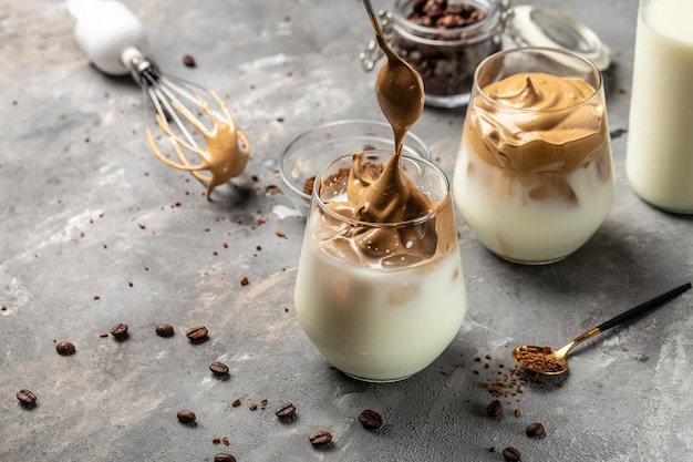 Foto caffè dalgona ricetta popolare bevanda coreana latte con schiuma di caffè istantaneo menu banner ricetta posto per il testo