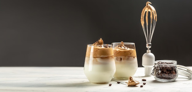 Caffè dalgona ricetta popolare bevanda coreana latte con schiuma di caffè istantaneo menu banner ricetta posto per il testo