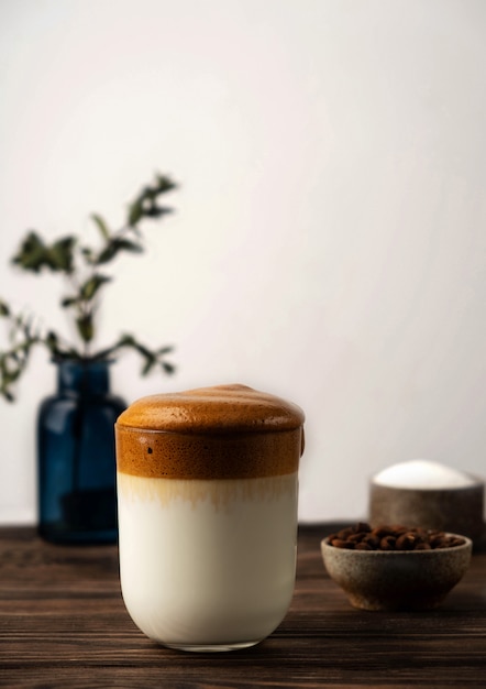 Кофе Dalgona, модный корейский напиток, пушистый взбитый кофе. Стеклянная чашка с напитком, копией пространства.