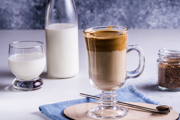 Caffè dalgona con una fresca schiuma soffice montata.