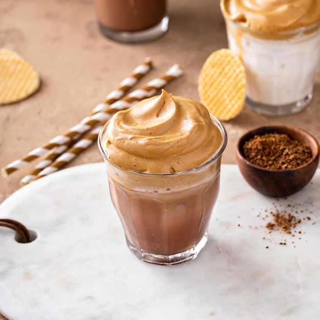 Foto caffè dalgona con latte al cioccolato ghiacciato in bicchiere