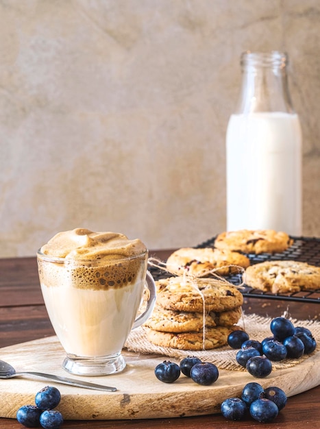 Dalgona-koffie met bosbessenkoekjes