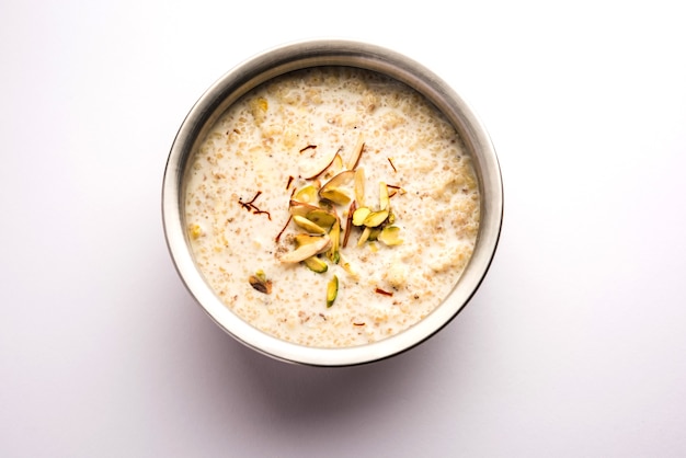 DaliyaキールまたはDaliaPayasamÃƒÂ¢Ã‚Â€Ã‚Â“インドの方法で調理された砂糖で壊れたまたはひびの入った小麦と牛乳のお粥。ダリアは北インドで人気の朝食用シリアルです