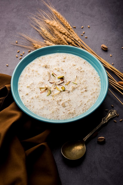 Daliya kheer of Dalia Payasam - Gebroken of gebarsten tarwe- en melkpap met op Indiase wijze gekookte suiker. Dalia is een populaire ontbijtgranen in Noord-India