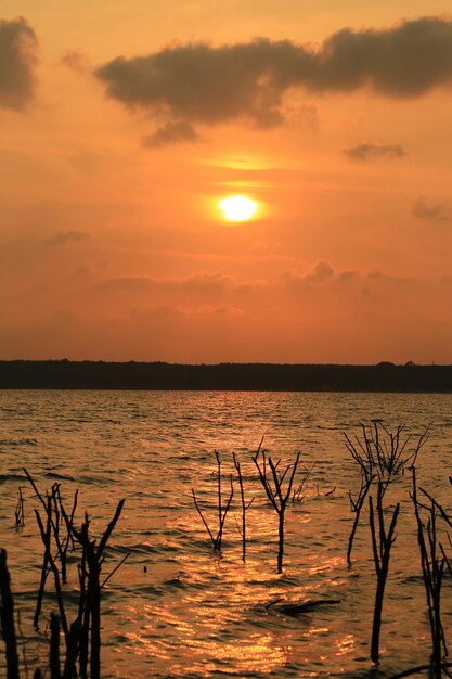 Foto atmosfera della diga durante il tramonto