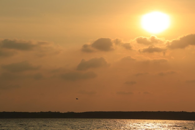 Foto atmosfera della diga durante il tramonto