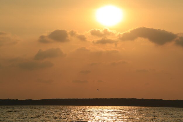 Foto atmosfera della diga durante il tramonto