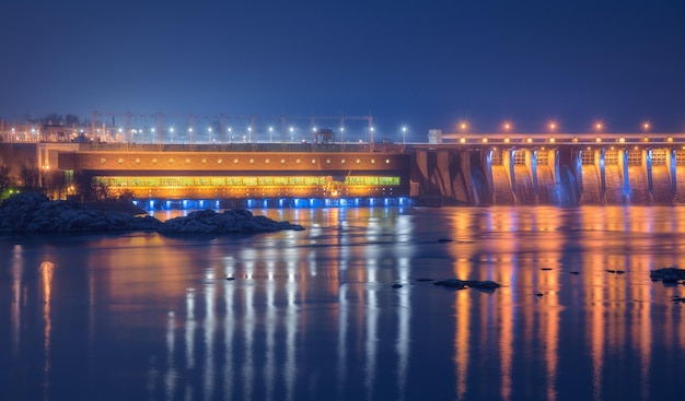 Dam bij nacht Prachtig industrieel landschap