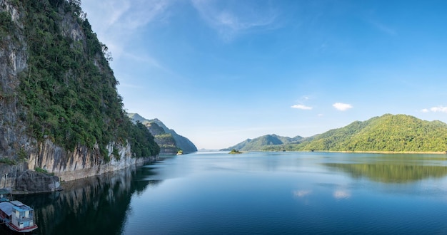 Dam blauw water met bergketen duidelijk panorama scenicvajiralongkornkhao laemkanchanaburi