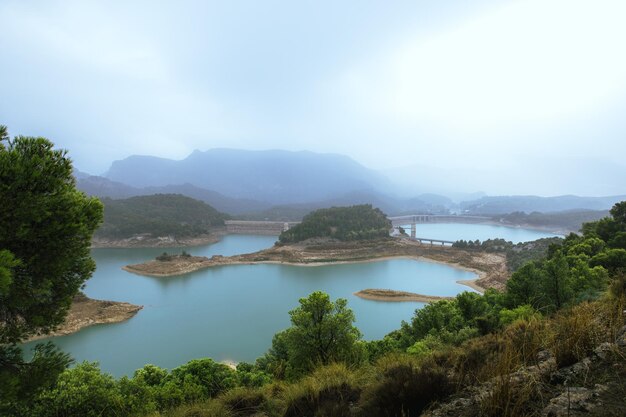 Dam in de bergen in een storm ardales malaga spanje