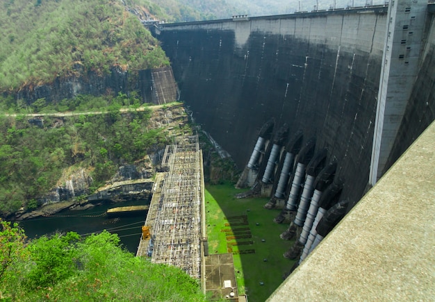Dam is een betonnen boogdam gebouwd