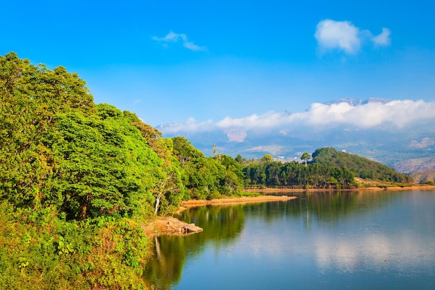 Munnar India 근처의 댐 호수