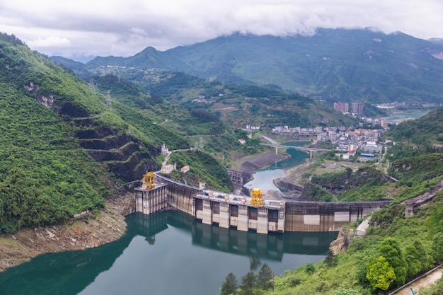 ダムの壁と周囲の風景。