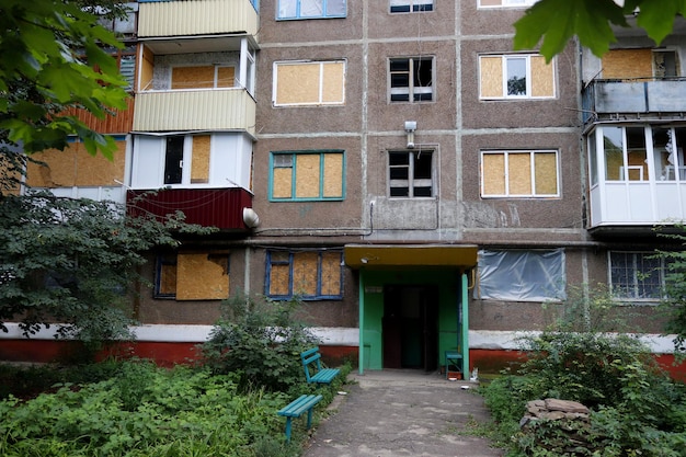 Поврежденный многоквартирный дом изображен после ракетного обстрела