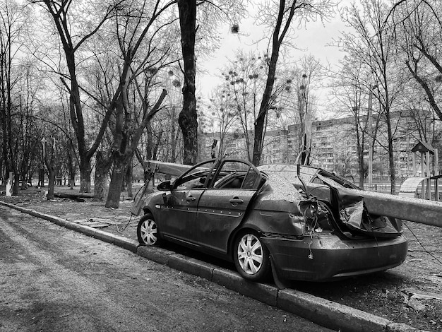 Поврежденный автомобиль в Харькове в результате обстрела мирного города российскими войсками