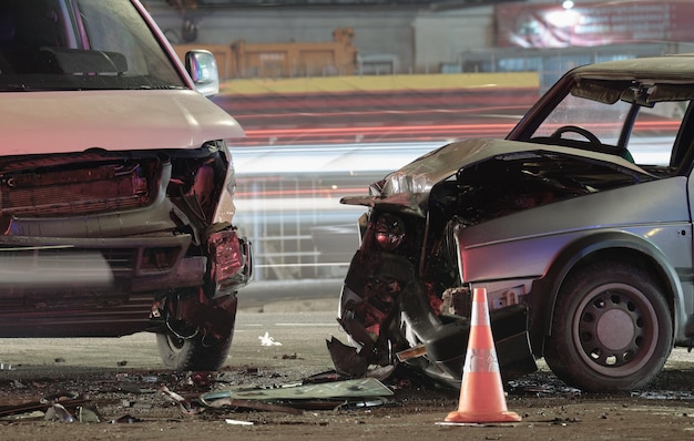 Foto danneggiato in veicoli pesanti per incidenti stradali dopo la collisione sul luogo dell'incidente stradale di notte concetto di sicurezza e assicurazione stradale