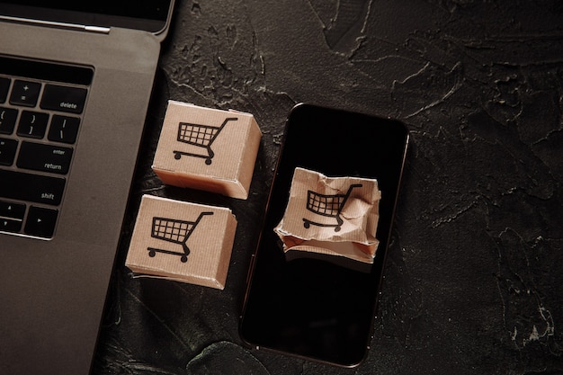 스마트 폰 화면에 손상된 종이 상자. 온라인 쇼핑 및 배달 개념