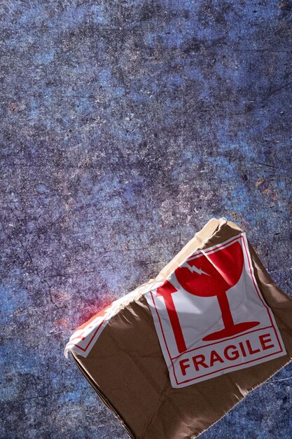 Photo damaged parcel with fragile sign