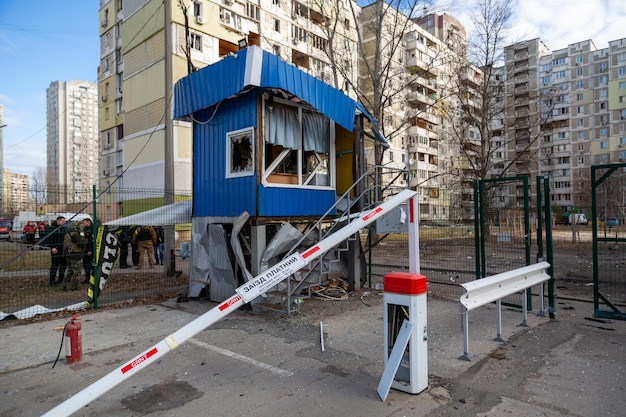키예프 폭격 후 손상된 주차장 경비원