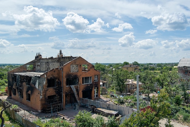 ウクライナ北部のキーウ近郊のチェルニーヒウにある損傷した廃墟の家