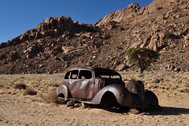 Foto auto d'epoca danneggiata sul campo.