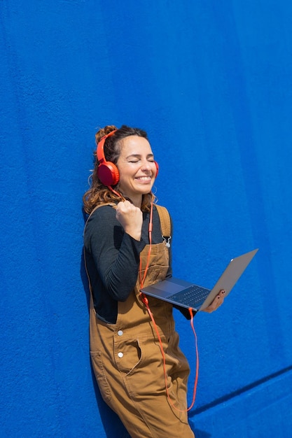 Dames computer koptelefoon rood straat blauw blij