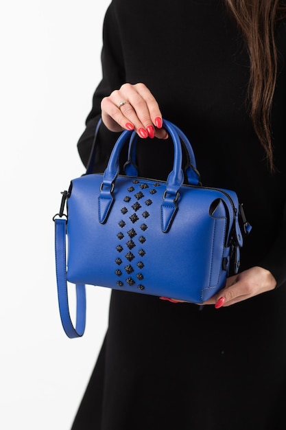 Dames donkerblauwe leren tas in vintage stijl, zwart slot, vooraanzicht. De trendy portemonnee voor kantoor, zakenreizen of casual gelegenheden geïsoleerd tegen de witte achtergrond.